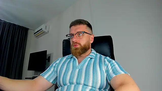 Snapshot of Findom_guy chatting on April 29, 2026, 5:30 pm Findom guy online show from April 29, 2026, 5:30 pm