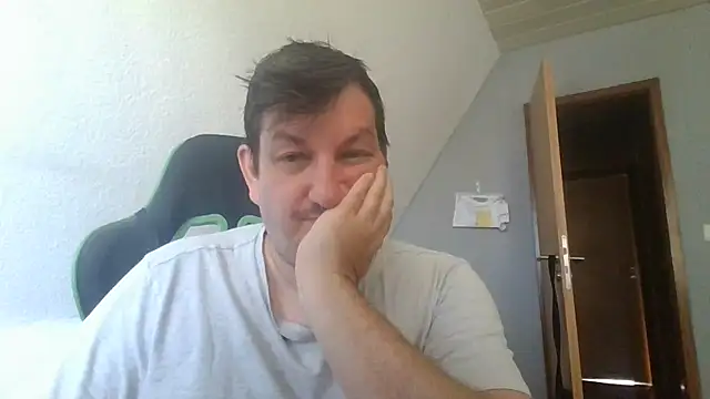 Snapshot of Golffahrer1982 chatting on August 4, 2026, 7:33 am Golffahrer1982 online show from August 4, 2026, 7:33 am