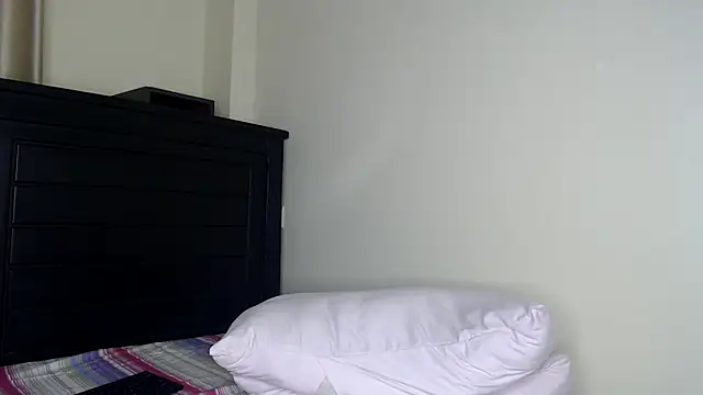 NIKKIE LOVE online show from April 16, 2026, 12:17 pm