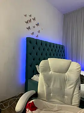  Chlo  e online show from September 12, 2025, 12:05 pm