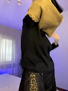  Chlo  e online show from September 20, 2025, 12:39 pm