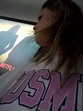 Snapshot of Mia_Hampton chatting on December 21, 2024, 8:00 pm Mia Hampton online show from December 21, 2024, 8:00 pm