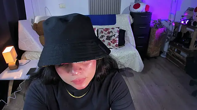 Cuttiealice online show from February 24, 2025, 5:42 pm