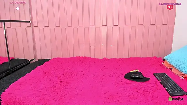 Briana Wells  online show from January 8, 2025, 4:33 pm