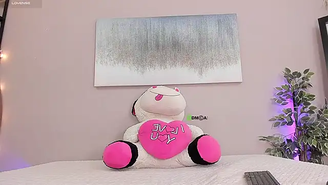 Briana Wells  online show from October 28, 2025, 1:36 pm