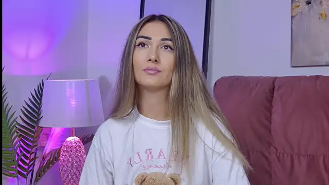 NicolLopeze online show from October 3, 2025, 12:46 pm