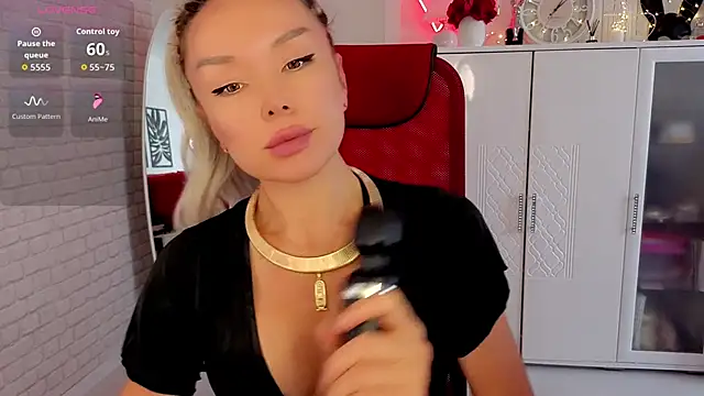 WhiteBunny online show from April 20, 2026, 7:55 am