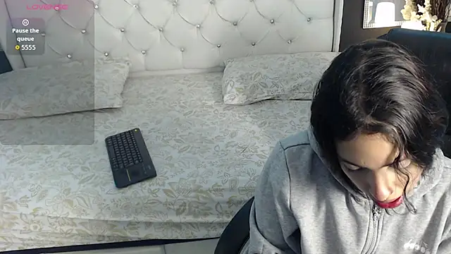 LiaVillalobos online show from October 17, 2025, 1:03 pm