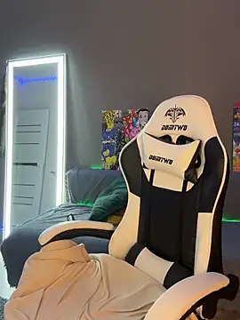 julia fly online show from February 2, 2025, 2:45 pm