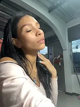 LauraAristizabal online show from December 27, 2024, 10:48 pm