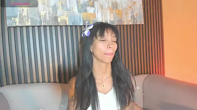LauraAristizabal online show from October 3, 2025, 12:24 pm