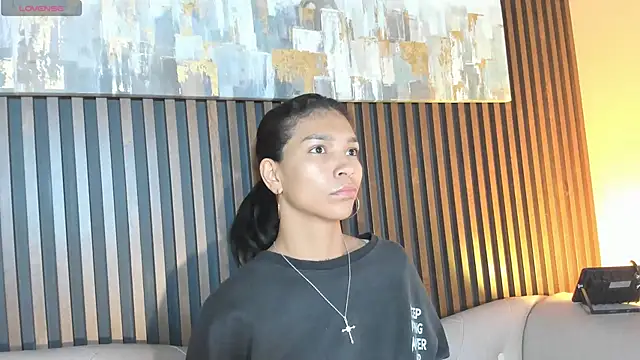 LauraAristizabal online show from February 15, 2026, 12:03 pm