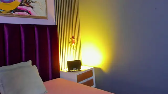 LauraAristizabal online show from April 11, 2026, 12:04 am