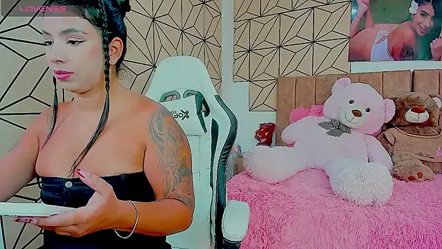 vane lopez  online show from April 14, 2026, 7:09 pm