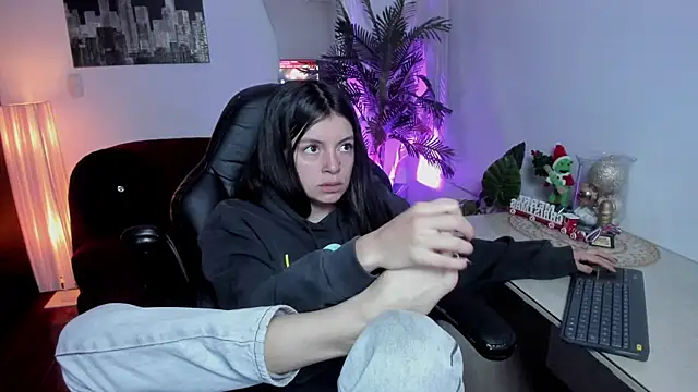 Meghan320 online show from December 15, 2025, 11:47 am