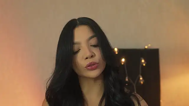 Snapshot of sarah_hiill chatting on May 1, 2026, 12:15 am sarah hiill online show from May 1, 2026, 12:15 am