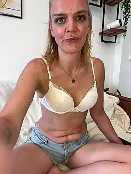Snapshot of Suesse_Schnitte chatting on July 14, 2026, 10:21 am Suesse Schnitte online show from July 14, 2026, 10:21 am