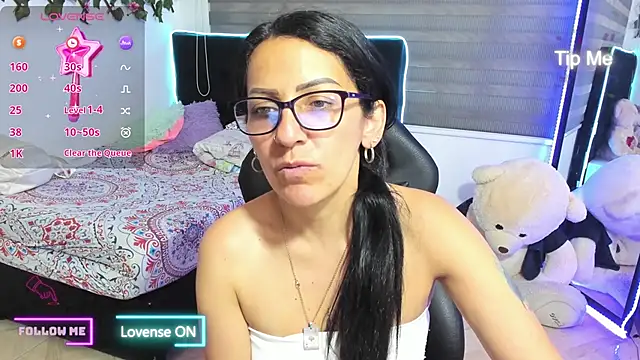 alma blue online show from December 3, 2025, 9:57 pm