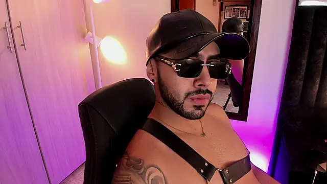 ItsMeEros online show from November 18, 2025, 8:02 pm