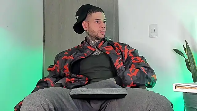  jamesleandros1 online show from February 24, 2026, 2:31 am