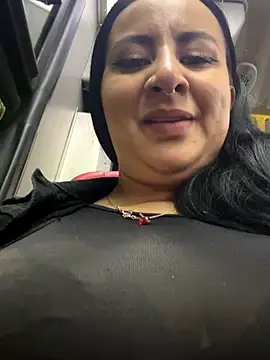 Abril Luv online show from October 22, 2025, 1:06 am