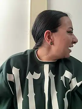 Abril Luv online show from February 4, 2026, 1:28 pm