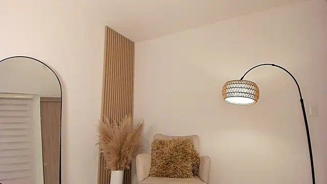 wandathompson  online show from December 2, 2025, 11:04 am