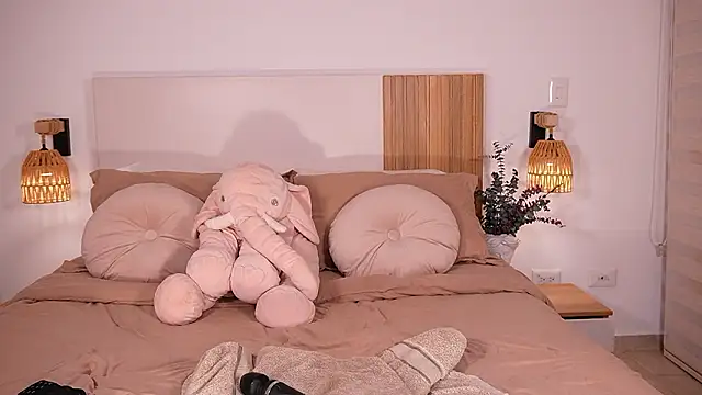 wandathompson  online show from February 16, 2026, 11:06 am