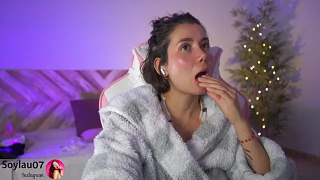 imjess01 online show from December 6, 2024, 2:35 am