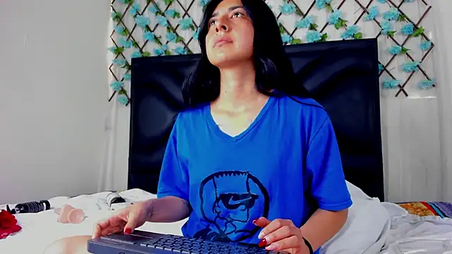 EmmaWilliamss online show from April 7, 2026, 4:07 pm