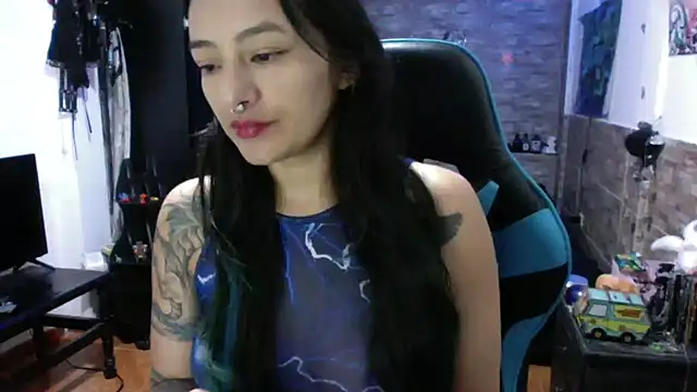 Snapshot of AngelaQueen_ chatting on October 14, 2025, 4:41 pm AngelaQueen online show from October 14, 2025, 4:41 pm