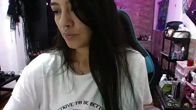 Snapshot of AngelaQueen_ chatting on November 3, 2025, 6:42 pm AngelaQueen online show from November 3, 2025, 6:42 pm