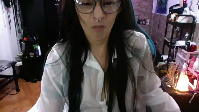 Snapshot of AngelaQueen_ chatting on November 30, 2025, 4:44 pm AngelaQueen online show from November 30, 2025, 4:44 pm