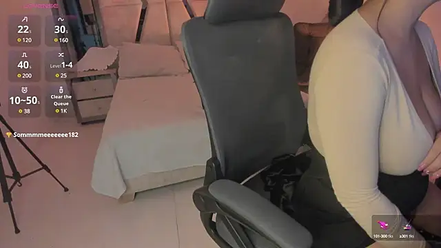 LunaBaker-1 online show from January 28, 2025, 11:07 pm