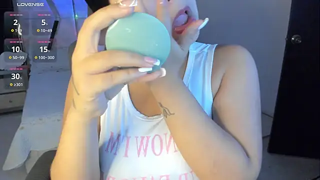 LunaBaker-1 online show from February 26, 2025, 11:04 pm