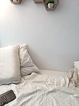 MIYESSI online show from April 15, 2026, 5:53 pm