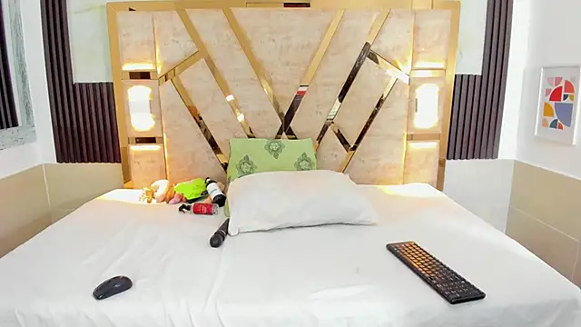 Athenea Mills online show from December 27, 2024, 6:53 pm