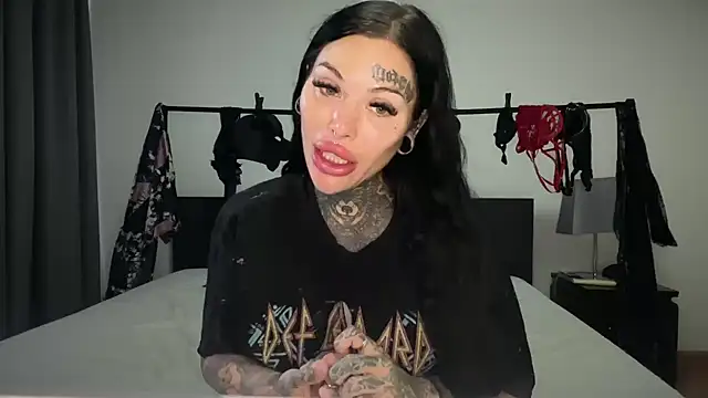 claudiacvc95 online show from November 6, 2025, 3:07 am