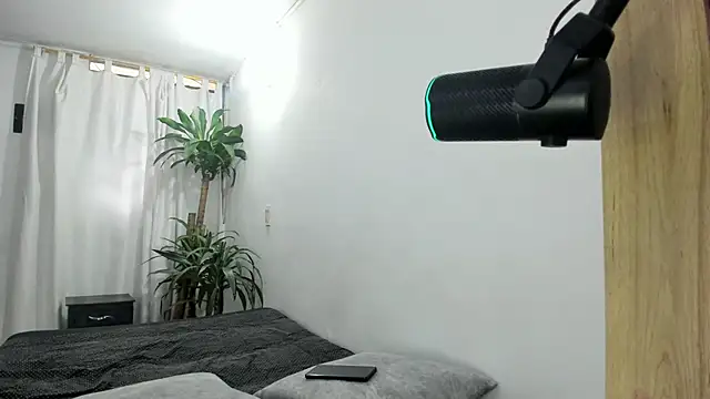 Lia-y-felipe online show from November 30, 2025, 8:24 pm