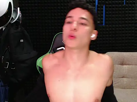 Snapshot of Curly_Angel24 chatting on October 4, 2025, 1:14 am Curly Angel24 online show from October 4, 2025, 1:14 am