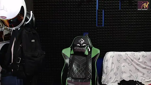 Snapshot of Curly_Angel24 chatting on November 26, 2025, 12:44 am Curly Angel24 online show from November 26, 2025, 12:44 am