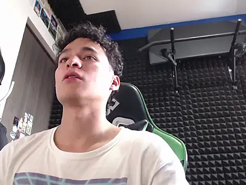 Snapshot of Curly_Angel24 chatting on April 1, 2026, 6:05 pm Curly Angel24 online show from April 1, 2026, 6:05 pm