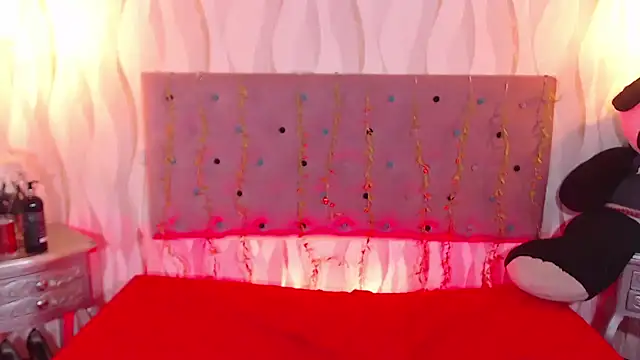 IsabelaLatina online show from October 19, 2025, 7:36 pm