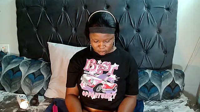 KylaBloom online show from December 1, 2024, 10:10 pm