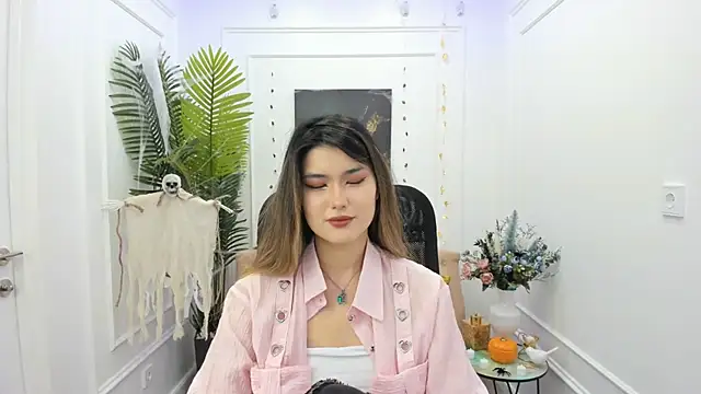 AnneTLi online show from October 16, 2025, 3:18 am