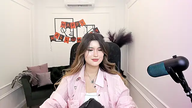 AnneTLi online show from October 19, 2025, 8:42 pm