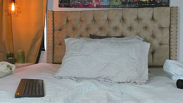 KeryHillson online show from February 12, 2025, 12:12 pm