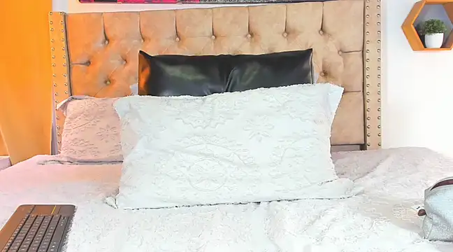 KeryHillson online show from March 1, 2025, 2:13 pm