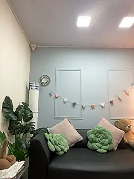 Nicollemays online show from February 17, 2025, 12:05 pm