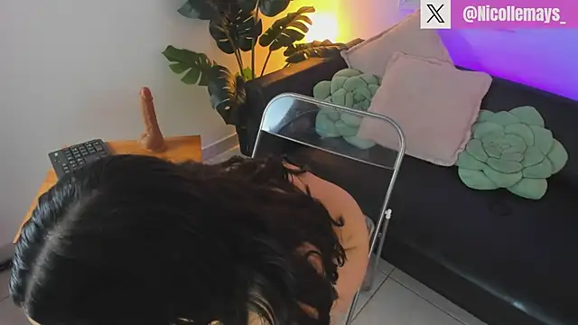 Nicollemays online show from February 22, 2025, 6:19 pm